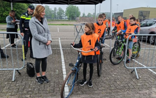 Wethouder Jolanda Langeveld zwaait leerlingen uit