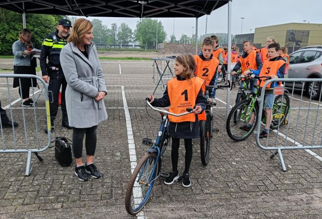 Wethouder Jolanda Langeveld zwaait leerlingen uit